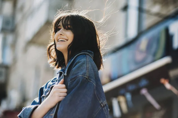 Närbild Porträtt Fantastisk Kort Haired Brunett Klädd Blå Jeans Jacka — Stockfoto