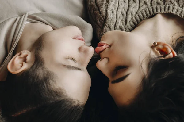 Schönes Kaukasisches Paar Das Mit Geschlossenen Augen Auf Dem Bett — Stockfoto