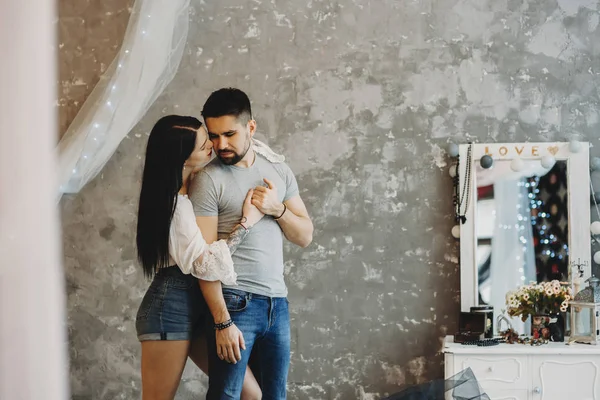 Charmant Couple Embrassant Avec Des Visages Sérieux Contre Mur — Photo