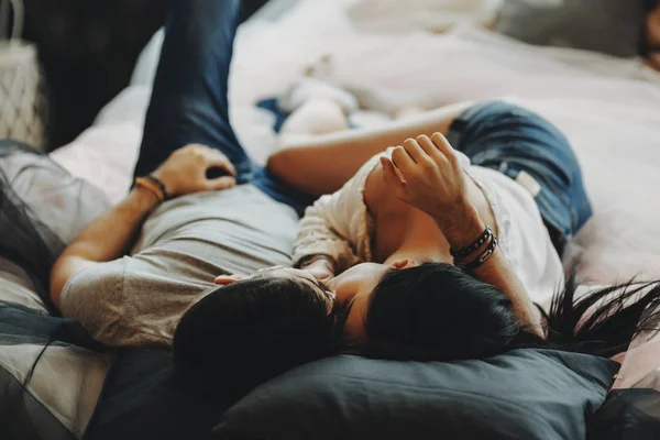 Pareja abrazados cama fotos de stock, imágenes de Pareja abrazados cama sin royalties | Depositphotos Pareja abrazados cama fotos de stock, imágenes de Pareja abrazados cama sin royalties | Depositphotos
