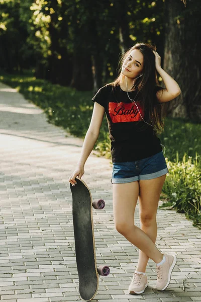 Volledige Lengte Portret Van Een Mooi Jong Meisje Een Skateboard — Stockfoto