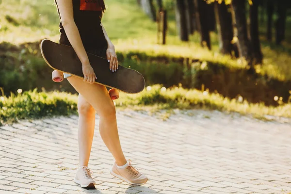 Oříznout Obrázek Dívka Držící Skateboard Parku Západ Slunce — Stock fotografie