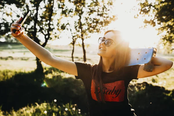 Nettes Kaukasisches Mädchen Macht Ein Selfie Mit Einem Skateboard Auf — Stockfoto
