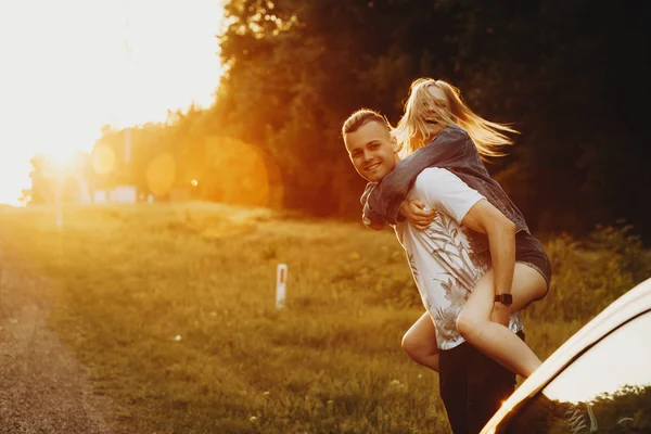 Schattig Jong Koppel Plezier Het Forest Onderweg Meeliften Lachen Tegen — Stockfoto