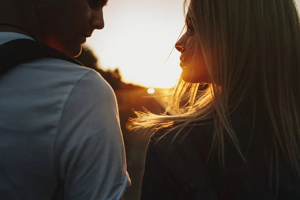 Impressionante Close Retrato Casal Incrível Olhando Uns Para Outros Sorrindo — Fotografia de Stock