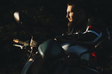 Cidden sakallı bir beyaz bisikletçinin başına eğik yan görünüm 