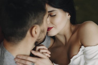 Güzel bir çift kapalı gözler yüz ile öpme bekleyen portresi kapatın.