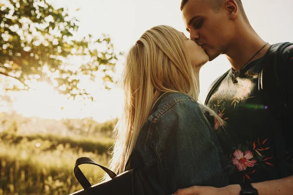 Close Retrato Incrível Jovem Casal Beijando Abraçando Seu Tempo Férias — Fotografia de Stock