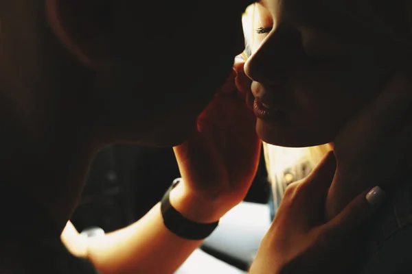 Close Retrato Belo Jovem Casal Sentado Carro Com Olhos Fechados — Fotografia de Stock