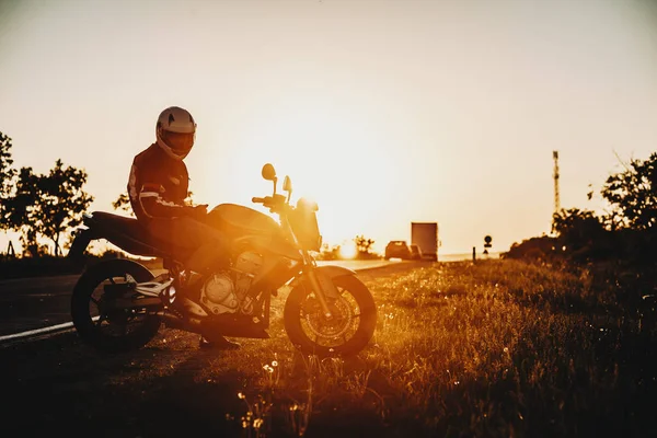 ポーズ Tot 夕日に対してカメラマン彼のバイクで彼の休暇で旅行素晴れらしい白人の冒険 — ストック写真