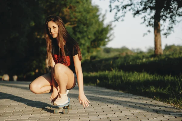 Krásné Dlouhé Vlasy Dívka Skateboardu Při Pohledu Kamery Úsměvem — Stock fotografie