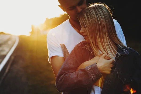 Acercamiento Retrato Una Encantadora Pareja Caucásica Que Ayuna Cerca Carretera —  Fotos de Stock