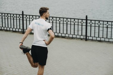 Sabah parkta uzakta gölde seyir çalıştırmadan önce yapıyor sağlıklı beyaz eğitmen.