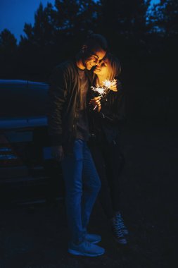 Gece araba ve r ile seyahat güzel genç çift