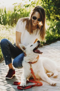 Köpek de ona sabahları açık gülüyor iken onu Sibirya köpek gülerken seyir güneş gözlüğü şaşırtıcı genç beyaz kadın.