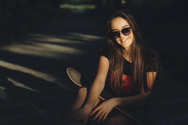 Retrato Una Joven Pelo Largo Sentada Parque Con Monopatín Sobre —  Fotos de Stock