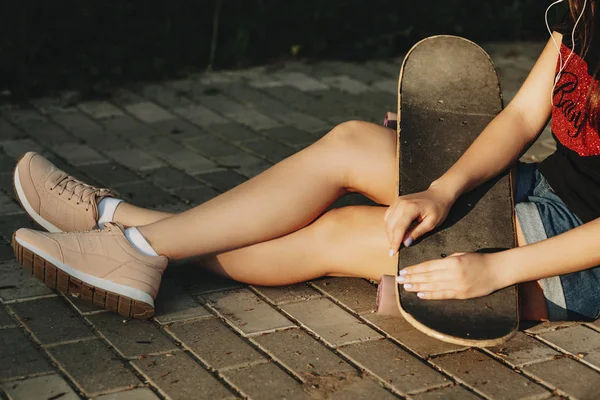 Krásné Nohy Kavkazské Dívka Sedící Parku Skateboard Nohy — Stock fotografie