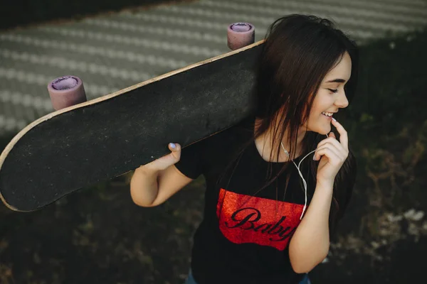 Detailní Záběr Portrét Krásné Kavkazský Dívky Drží Skateboard Ramena Smíchy — Stock fotografie