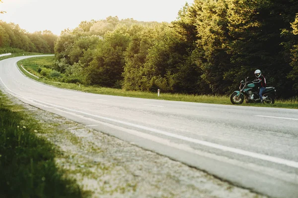 Jovem Viajante Caucasiano Iniciando Sua Jornada Sua Bicicleta Perto Estrada — Fotografia de Stock