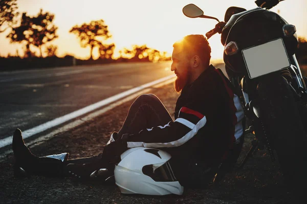 Amazing Bearded Caucasian Traveler Sitting Ground Resting Road Leaning His — Stock Photo, Image