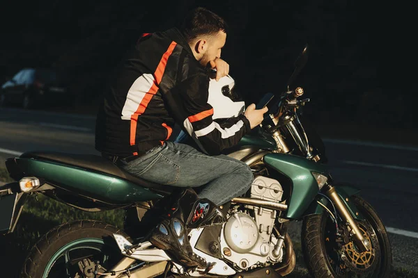 Sidovy Stilig Skäggig Man Sitter Sin Motorcykel Och Med Smartphone — Stockfoto