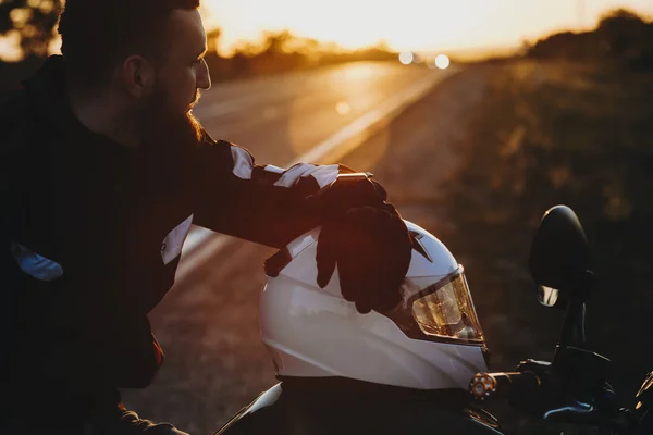 Vue Latérale Voyageur Caucasien Confiant Assis Sur Son Vélo Tout — Photo