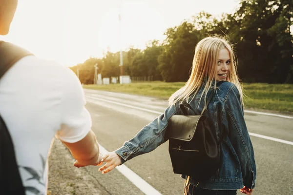 Retrato Una Hermosa Mujer Rubia Caminando Cerca Carretera Mirando Cámara —  Fotos de Stock