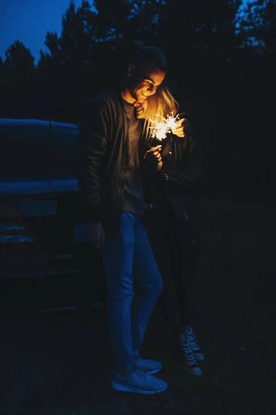 Портрет Чудової Пари Спирається Свою Машину Вночі Приймаючи Розважаючись Блискітками — стокове фото