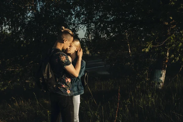 Härligt Par Embracing Medan Vilar Deras Resor Tid Direkt Solljus — Stockfoto