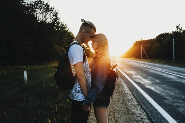 惊人的白种夫妇拥抱日落 而旅行时 他们的假期 — 图库照片