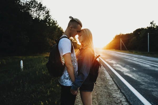 Casal Caucasiano Incrível Abraçando Contra Pôr Sol Enquanto Viaja Seu — Fotografia de Stock