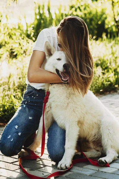 Adorável Jovem Menina Cabelos Longos Abraçando Seu Cão Beijando Cabeça — Fotografia de Stock