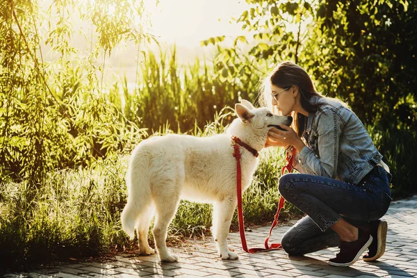 Schöne Kaukasische Junge Frau Küsst Weißen Polarhund Beim Morgendlichen Spaziergang — Stockfoto