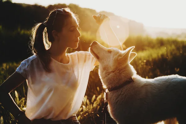 Cute Caucasian Woman Training Her Dog Park Dog Food While — Stock Photo, Image