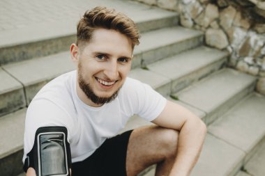 Erkek gömlek direksiyon direksiyon başında oturan ve yakından inceleyerek yol haritası elinde çiçek baskı ile kırpma arkadan görünüm