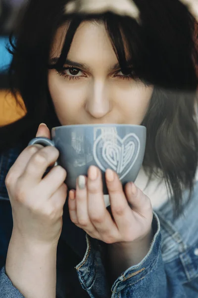 Aantrekkelijke Brunette Vrouw Met Donkere Ogen Stijlvolle Jeans Jasje Drinken — Stockfoto