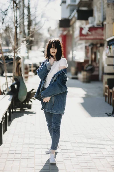 Wunderschöne Frau Mit Dunklen Haaren Und Fransen Mit Heruntergelassener Jacke — Stockfoto