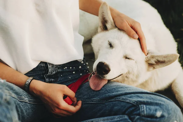 캐주얼 앉아서 그녀의 무릎에 닫힌된 눈으로 자르기 — 스톡 사진