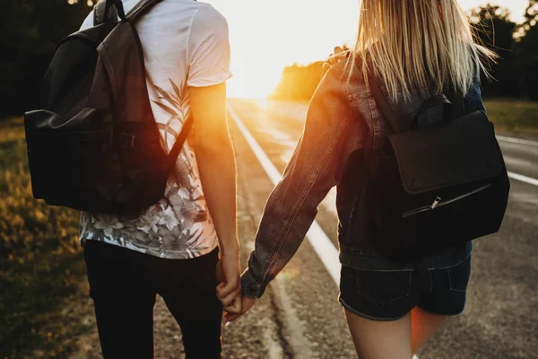 Achteraanzicht Van Het Gewas Van Paar Zomer Casual Kleding Met — Stockfoto