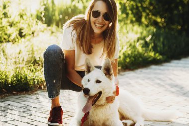 Adam genç çekici kadın kapalı gözler birlikte açık havada yeşil gün batımında ayakta kucaklayan yaratıcı saç kesimi ile bulanık tutulur çıkar