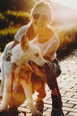 Adam genç çekici kadın kapalı gözler birlikte açık havada yeşil gün batımında ayakta kucaklayan yaratıcı saç kesimi ile bulanık tutulur çıkar