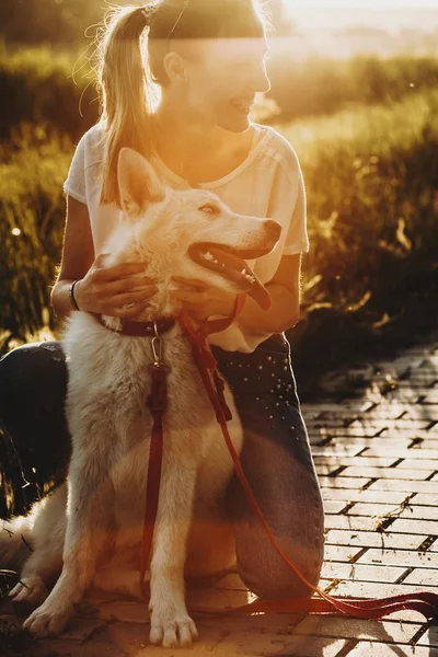 Mulher Feliz Roupas Verão Sentado Passarela Pavimento Hunkers Abraçando Cão — Fotografia de Stock