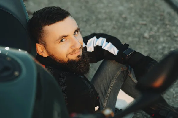 Vista Colheita Jovem Barbudo Feliz Jaqueta Motociclista Sentado Estrada Inclinado — Fotografia de Stock