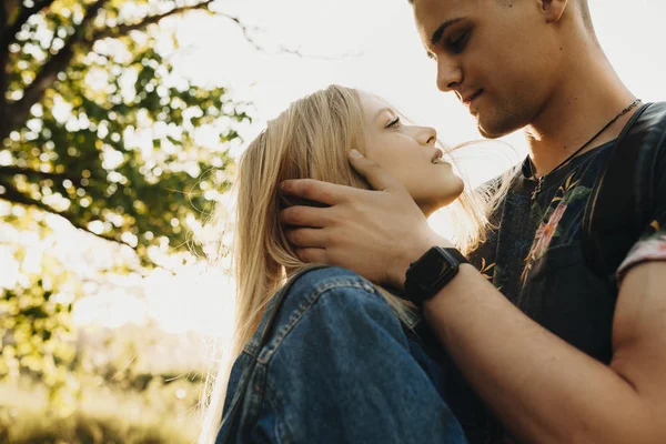 Man Met Creatieve Kapsel Omarmen Jonge Aantrekkelijke Vrouw Met Gesloten — Stockfoto