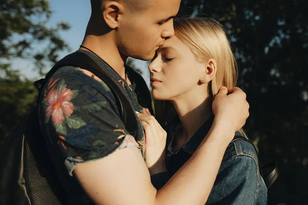 Vista Colheita Jovem Atraente Homem Mulher Roupas Casuais Pôr Sol — Fotografia de Stock