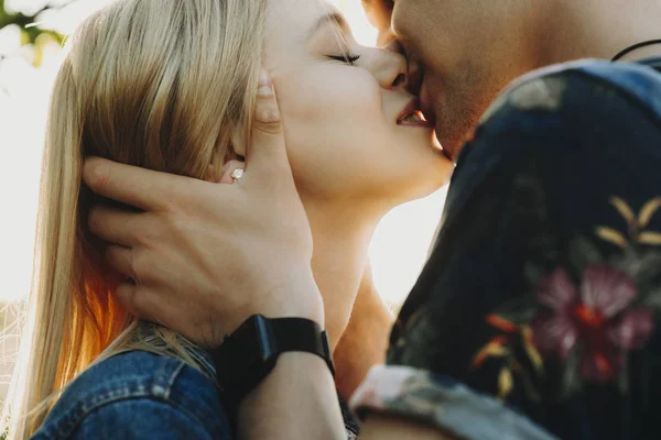 Gröda Närbild Sidovy Vackra Unga Kvinnliga Och Manliga Kysser Försiktigt — Stockfoto