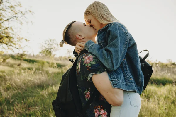 Seitenansicht Eines Attraktiven Paares Sommerkleidung Das Sich Umarmt Und Küsst — Stockfoto