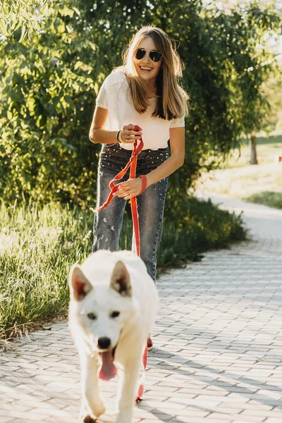 Beautiful Young Woman Casual Outfit Laughing Holding Red Leash While — Stock Photo, Image