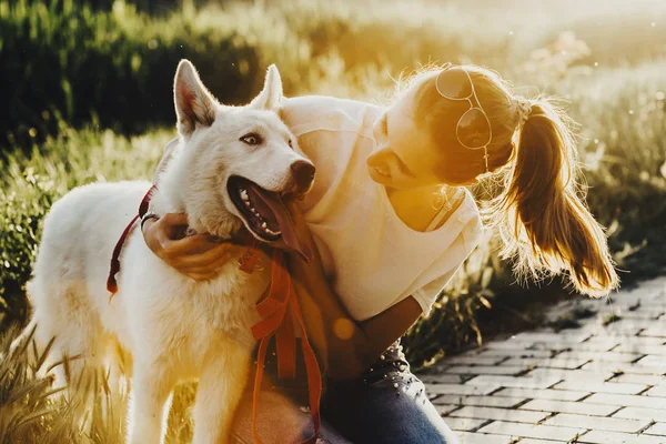 Fröhliche Junge Frau Streichelt Niedlichen Hund Während Sie Auf Ziegelpfad — Stockfoto