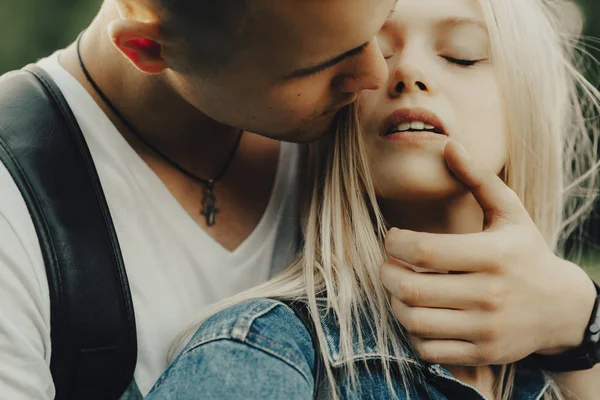 Beau Jeune Homme Embrassant Jeune Femme Touchant Son Visage Affectueusement — Photo